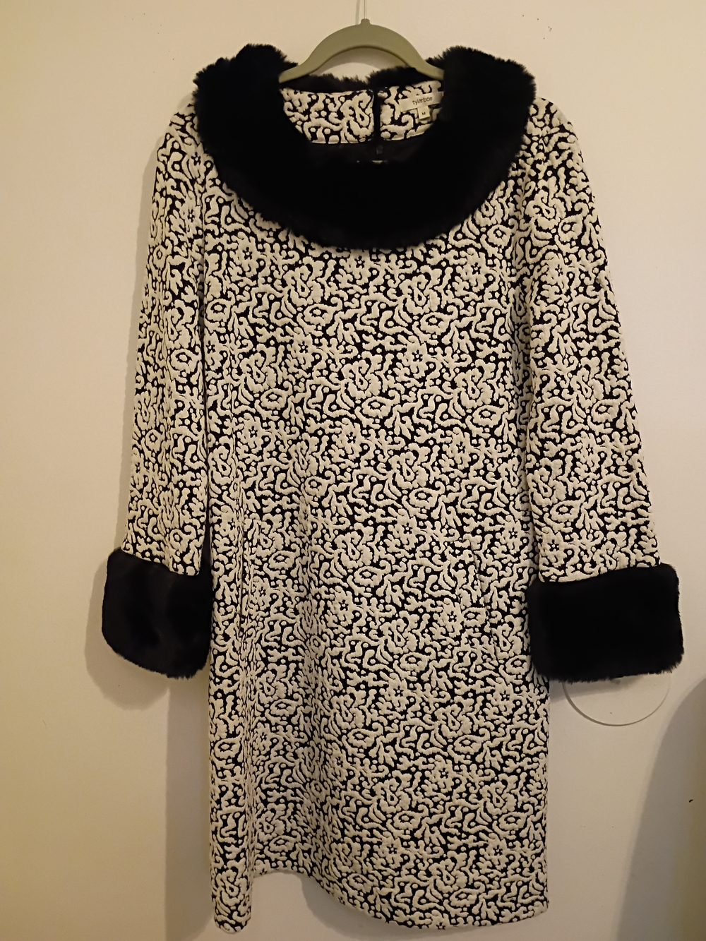 Tyler Boe Women's Black and White Faux Fur Trimmed Long Sleeve Mini Dress Sz M